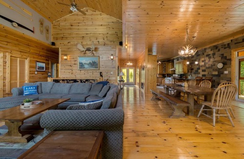 Whitestone Cabin | Waterfall Getaway Delight