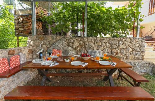 Trilj Villa | Waterfall House Getaway