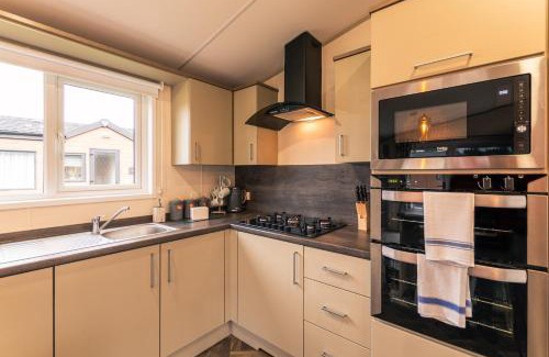 Allerthorpe Cabin | Waterfall Luxmy Lodge with Hot Tub