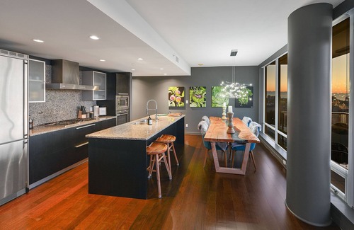 Inner Harbour Condo | Waterfalls Hotel - Luxury View Condo in Downtown Victoria