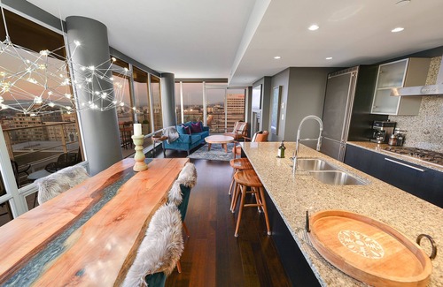 Inner Harbour Condo | Waterfalls Hotel - Luxury View Condo in Downtown Victoria