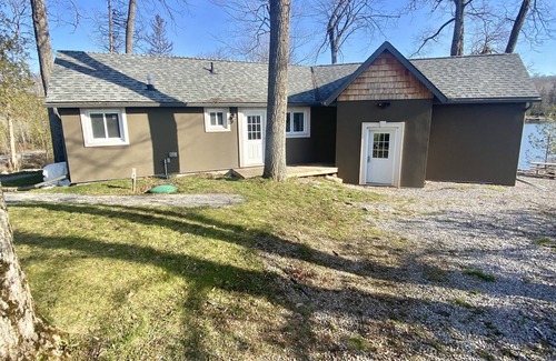 Trent Lakes House | Waterfieldhouse 2 bedroom with two ensuites and a Muskoka room