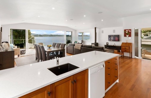 Tanners Point House | Waterfont Paradise - Hot pools nearby