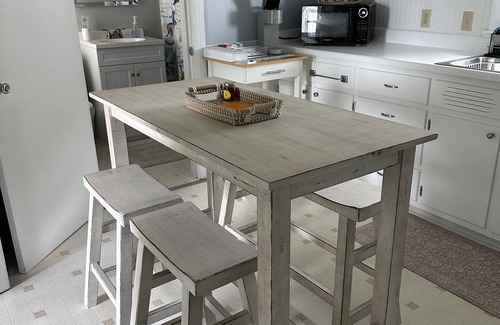 Deep Hole Cottage | Waterfowl Watch Cottage - Chincoteague Island Quiet area,bikes, fall rates