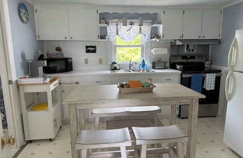 Deep Hole Cottage | Waterfowl Watch Cottage - Chincoteague Island Quiet area,bikes, fall rates