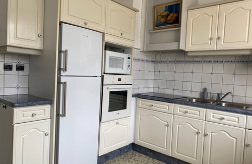 La Chartre-sur-le-Loir Cottage | Waterfront Retreat: Spacious 6-Bedroom House with Parking, Modern Amenities, and Veranda for Relaxation