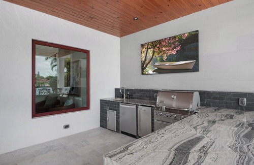 Lauderdale-by-the-Sea Villa | Waterfront Villa- 8min walk to the beach - Heated Pool- Gym - Outdoor BBQ grill