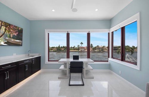 Lauderdale-by-the-Sea Villa | Waterfront Villa- 8min walk to the beach - Heated Pool- Gym - Outdoor BBQ grill