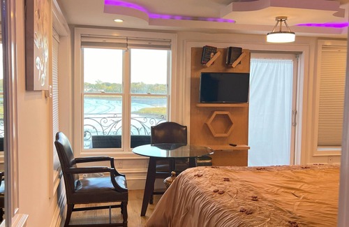 College Point Bed & Breakfast | Waterfront 1-Bedroom AC and Wi-Fi in welcoming Queens