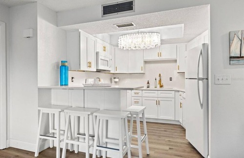 Pinellas Point Condo | WATERFRONT 1BD/1BA Sanctuary Suite 5 MINS to DOWNTOWN LIVE MUSIC & BEACHES!