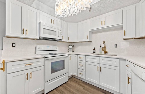 Pinellas Point Condo | WATERFRONT 1BD/1BA Sanctuary Suite 5 MINS to DOWNTOWN LIVE MUSIC & BEACHES!