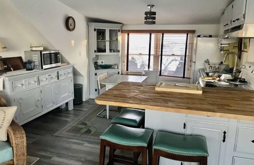 Gloucester Apartment | WATERFRONT 1BDRM SPACIOUS STUDIO APARTMENT