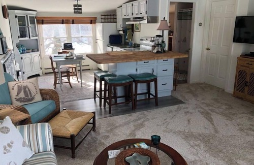 Gloucester Apartment | WATERFRONT 1BDRM SPACIOUS STUDIO APARTMENT