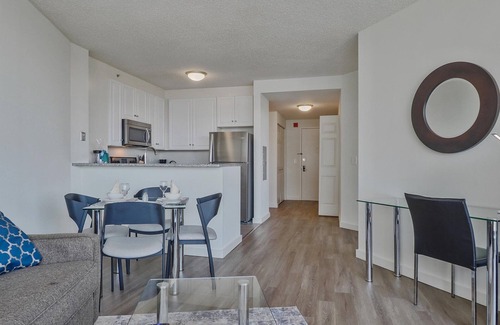 Colgate Center Apartment | Waterfront 1BR w. Prime Manhattan Skyline Views | Pet-friendly