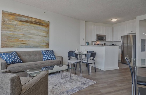 Colgate Center Apartment | Waterfront 1BR w. Prime Manhattan Skyline Views | Pet-friendly