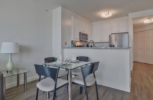 Colgate Center Apartment | Waterfront 1BR w. Prime Manhattan Skyline Views | Pet-friendly