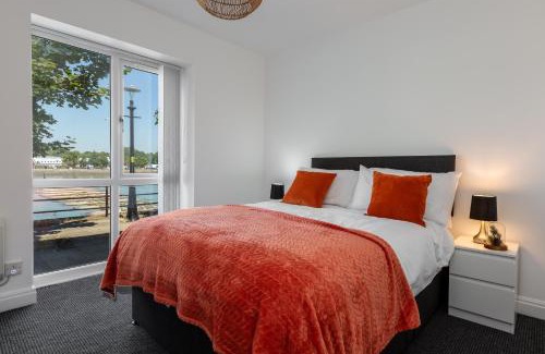 Preston Apartment | Waterfront 2 Bed Apartment - Free Parking & Wi-Fi