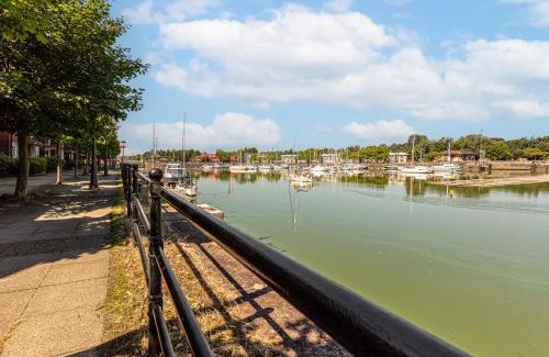 Preston Apartment | Waterfront 2 Bed Apartment - Free Parking & Wi-Fi