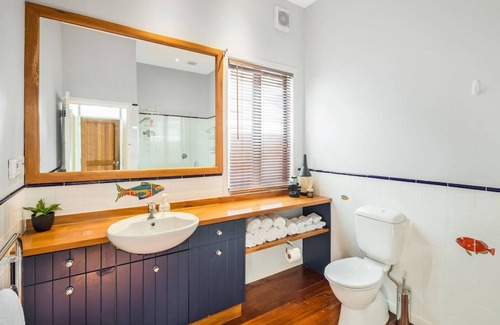 Wellington House | Waterfront 2-bed cottage, Karaka Bays