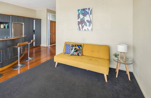 Wellington House | Waterfront 2-bed cottage, Karaka Bays