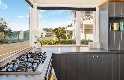 Wellington House | Waterfront 2-bed cottage, Karaka Bays
