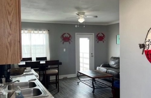 Aransas Pass Cabin | Waterfront 2 bedroom Cabin @Fin and Feather Marina in Aransas Pass. Full kitchen