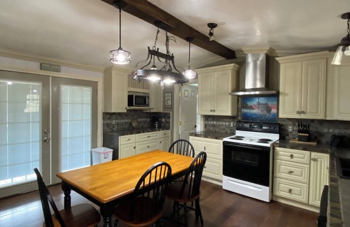 Anacoco House | Waterfront 2 bedroom home-