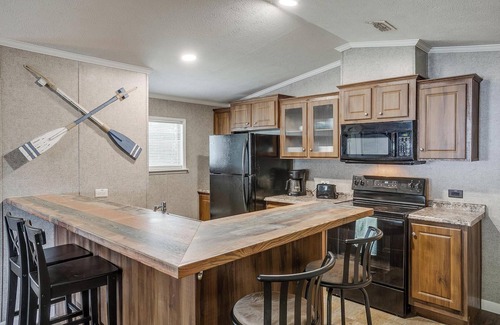 Dennis Cabin | Waterfront 2BR Cabin – Ideal for Traveling Workers
