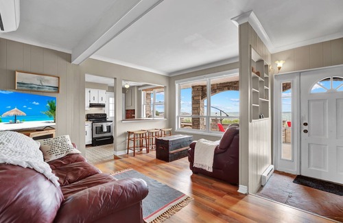 Crystal Beach Apartment | Waterfront 2BR Unit | Private Beach!
