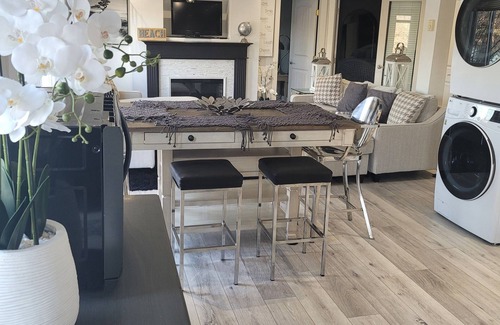 Victoria House | Waterfront 3 bdrm close to all amenities. Gorgeous Westcoast Waterfront