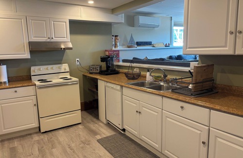 Bristol Condo | Waterfront 3-bedroom condo in lovely Bristol with boat storage available.