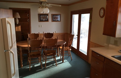 Tomahawk Cottage | Waterfront 3 Bedroom Cottage on Beautiful Lake Nokomis