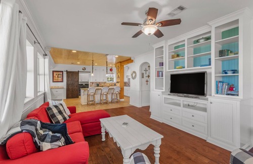 Sulphur House | Waterfront 3 Bedroom Home