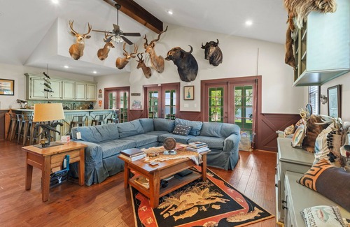 Sulphur House | Waterfront 3 Bedroom Home