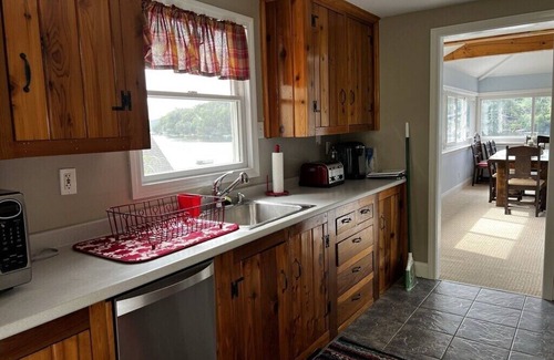 Southbury House | Waterfront 3-bedroom house with AC and WiFi in tranquil Southbury