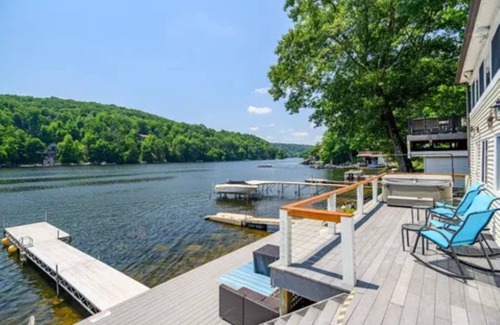 Southbury House | Waterfront 3-bedroom house with AC and WiFi in tranquil Southbury