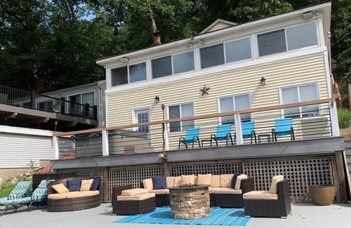 Southbury House | Waterfront 3-bedroom house with AC and WiFi in tranquil Southbury