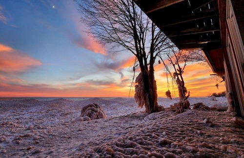 Hamilton Cottage | Waterfront 3+beds, 1 1/2 bath, hot tub, 3 private patios, shallow lake access.n