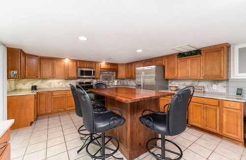 Southmont House | Waterfront 3 suites and 3 bathrooms. True lake living.