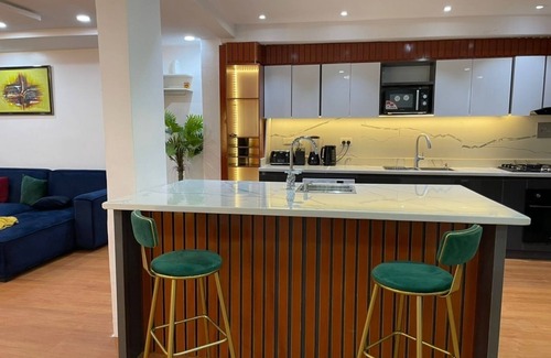 Lekki Phase 1 Apartment | ❤WATERFRONT 3BR APARTMENT W/FREE PARKING WiFi NETFLIX SWIMMING POOL 65 Smart TV