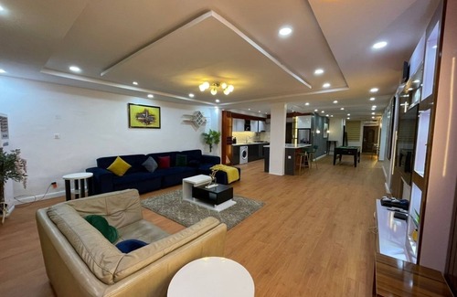 Lekki Phase 1 Apartment | ❤WATERFRONT 3BR APARTMENT W/FREE PARKING WiFi NETFLIX SWIMMING POOL 65 Smart TV