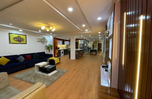 Lekki Phase 1 Apartment | ❤WATERFRONT 3BR APARTMENT W/FREE PARKING WiFi NETFLIX SWIMMING POOL 65 Smart TV