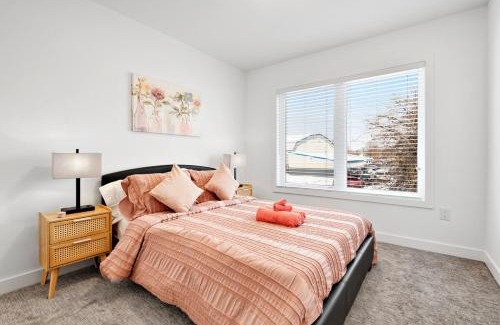 Welland House | Waterfront 3BR House and Sleeps 8, Close to Canal and Family Friendly