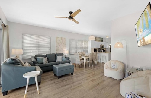 Marathon House | Waterfront! 4 Bed/3 BA Townhome, 32FTDock, Cabana Club, Paddleboard, Beach Gear!
