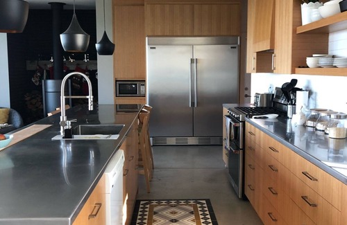 Picton House | Waterfront 4-bedroom house near Sandbanks in Prince Edward