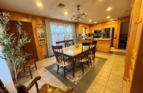 Brick House | Waterfront 4BR w/King Suite, Jacuzzi, Kayaks, Gym, Game Room & Private Beach