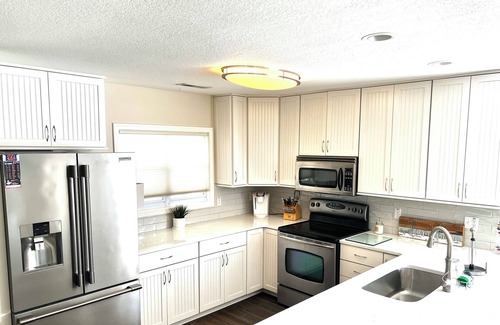 La Follette House | Waterfront 5 Bed, 4 bath w/Golf, Winery, Tiki bar, Deerfield Marina, & boat slip