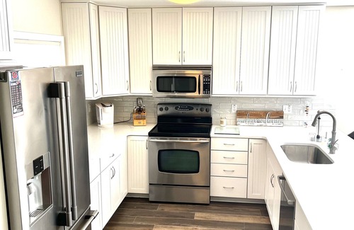 La Follette House | Waterfront 5 Bed, 4 bath w/Golf, Winery, Tiki bar, Deerfield Marina, & boat slip