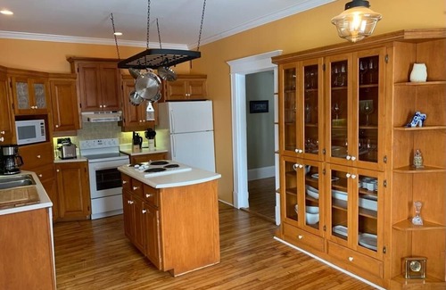 Summerside House | Waterfront 6 bedroom (8 beds) , 51/2 bath house in Summerside, Pei.