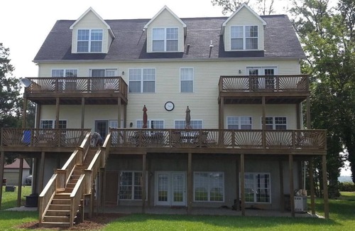 Coles Point House | Waterfront 6-bedroom house with WiFi, dock and 2 hours from NOVA/Richmond